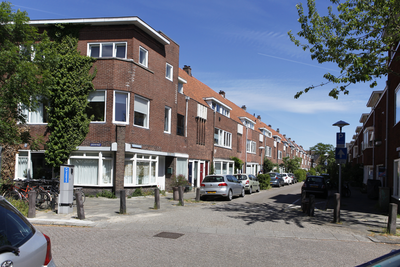 914285 Gezicht in de Bolksbeekstraat te Utrecht, vanaf de Jekerstraat.